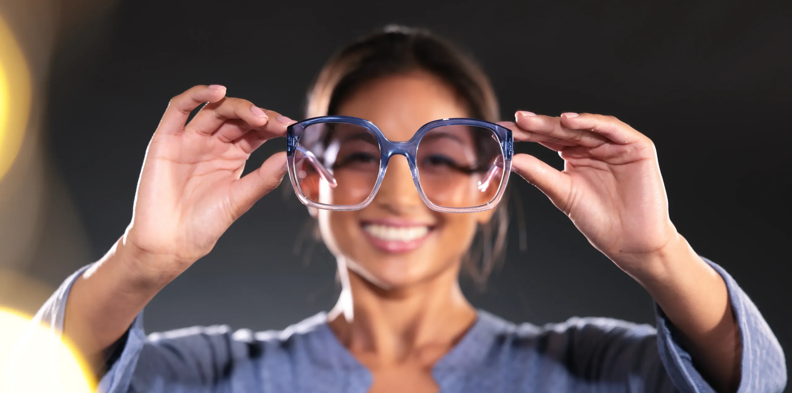 Headerbild zu Produktfotografie Frau zeigt Brille