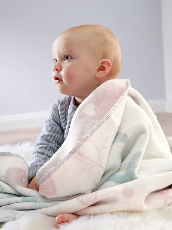 Personenfotografie Baby in Decke eingehüllt