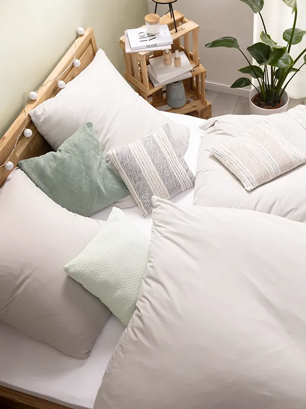 Textilfotografie Bett voller Kissen